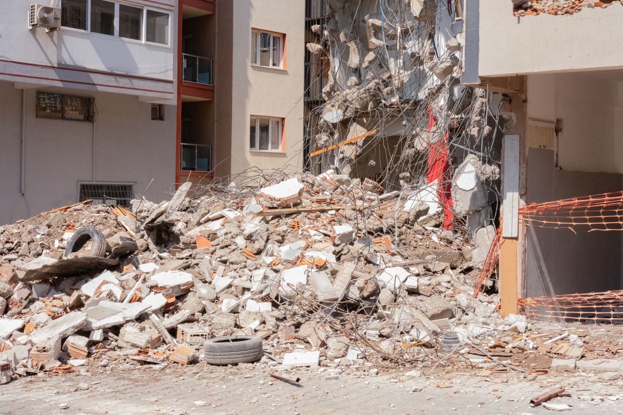 about-01 Pile of debris and rubble after demolition in an urban area in İzmir, Türkiye.